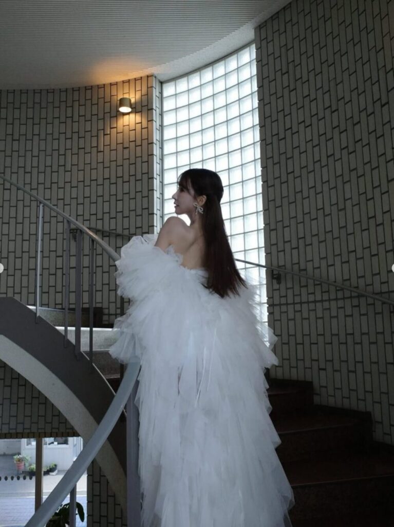 三上悠亜が着たウエディングドレスで大炎上！SNS騒動の真相とブランドCOMELの全貌とは？